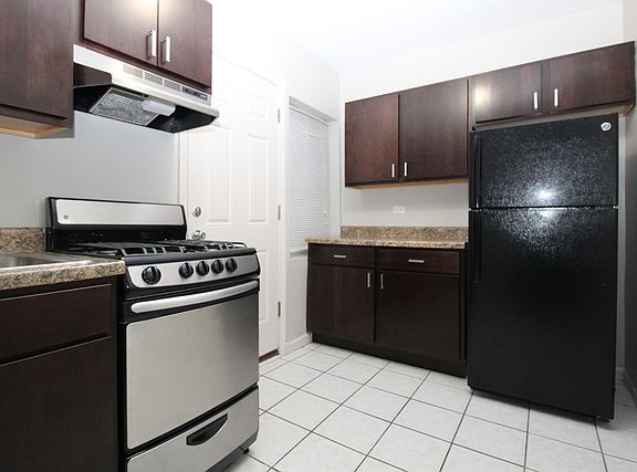 2nd image of 1338 W Argyle St APT 3S