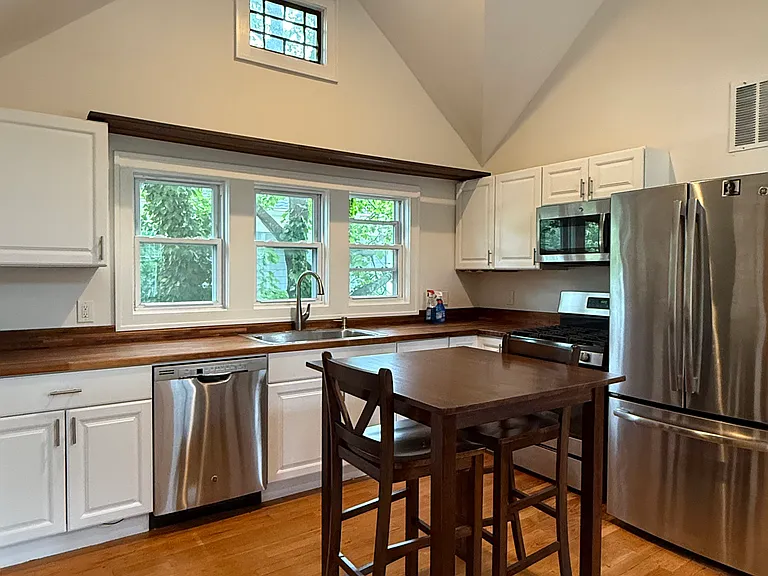 93 Cedar Ave #B — Photo 3