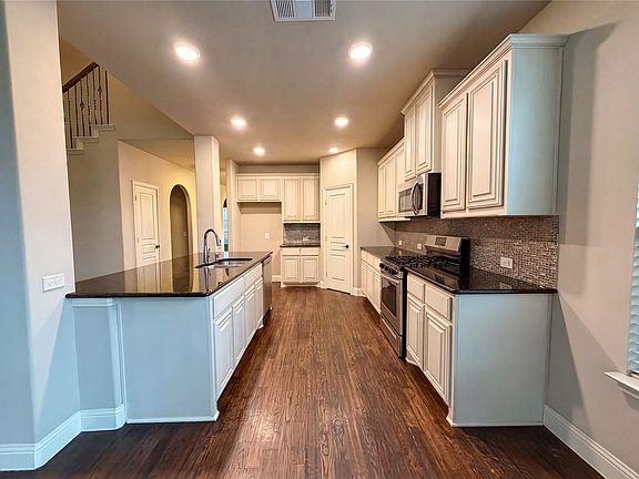 2nd image of 725 Lyndhurst Dr