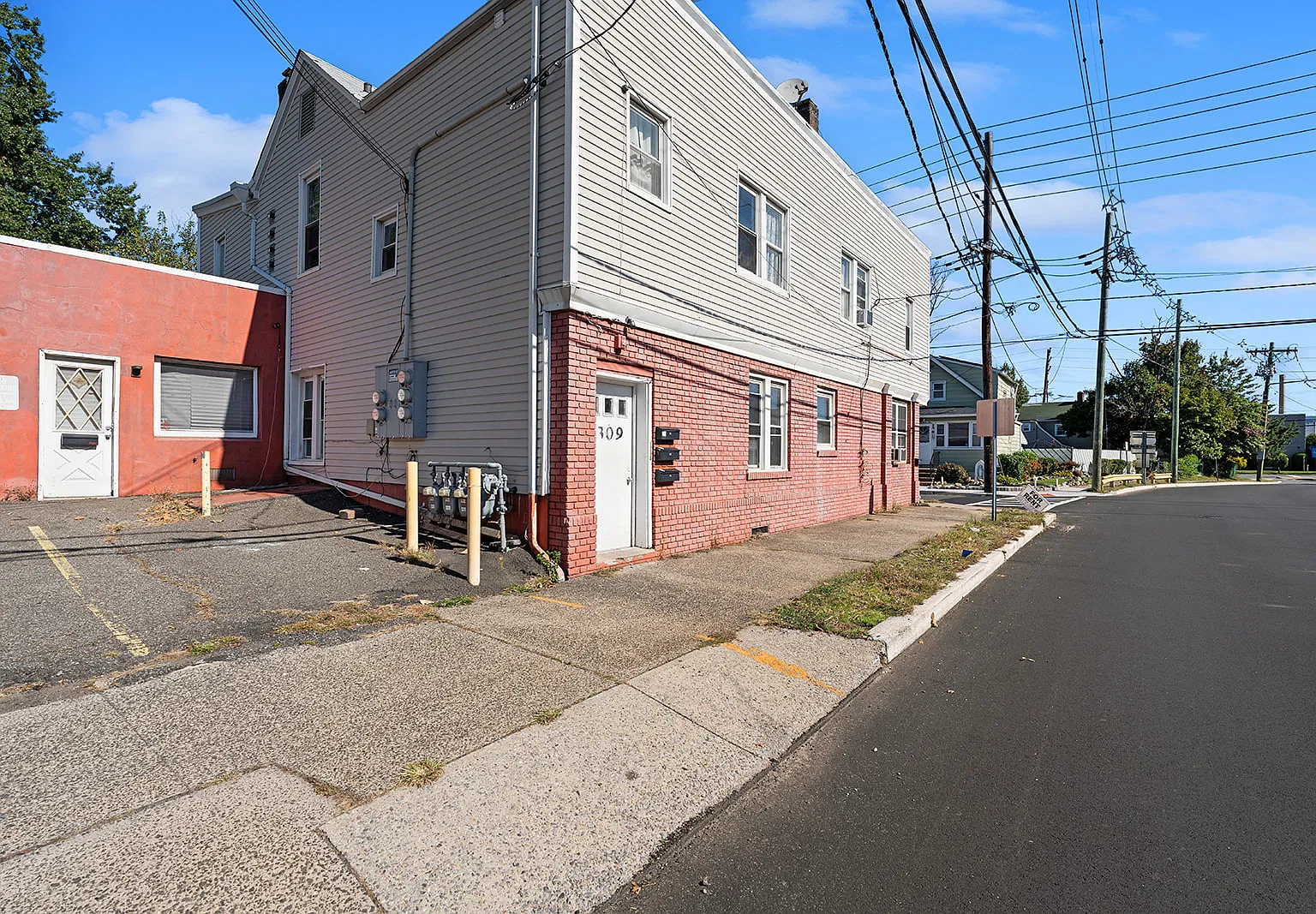 3 bed, 1300 sqft, $2,370 — Photo 1