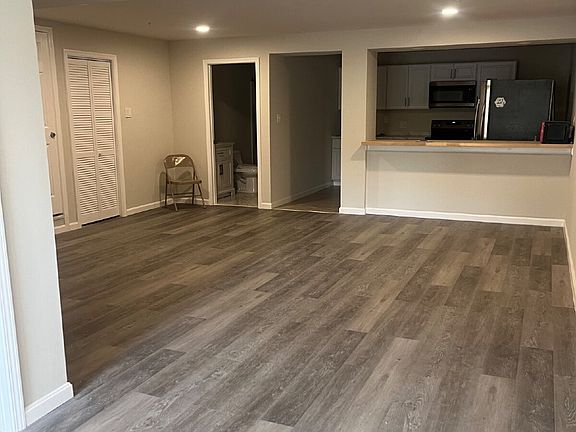 5th image of 9734 Dumbarton Dr
