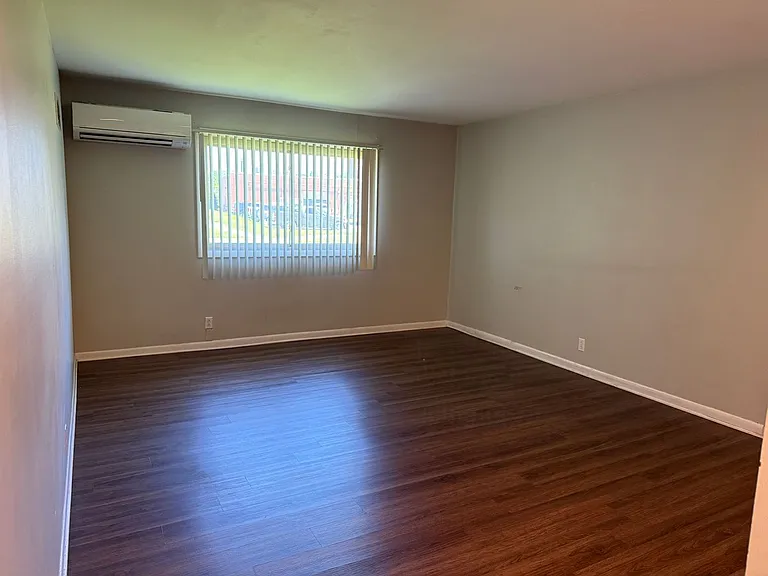 Executive House Apartments — Photo 28