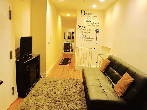 4th image of 3079 32nd St APT 1R