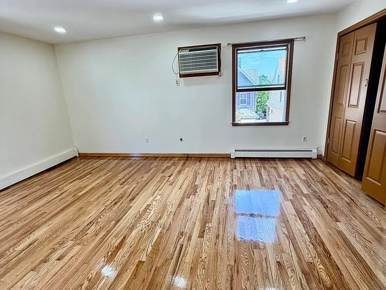 110 Humphrey Ave — Photo 8