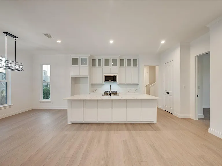1203 Chapel Dr — Photo 11