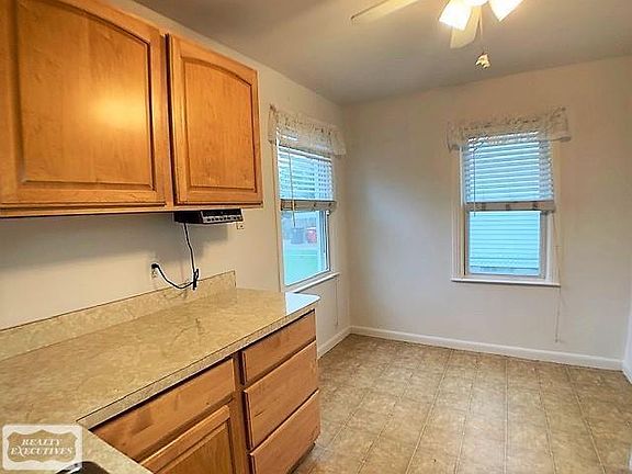 5th image of 19031 Delaware St