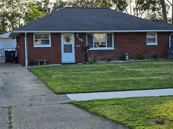 284 Thelma Dr, Sheffield Lake, OH 44054