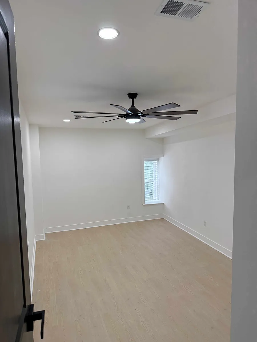 Building Photo - 1012 W Lanvale St #2