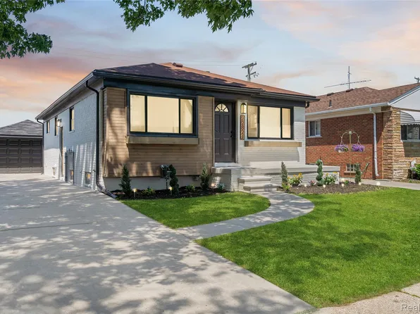 22821 Harmon St, Saint Clair Shores, MI 48080