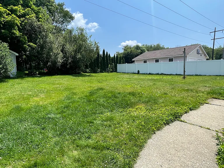16-20 Maple St — Photo 2