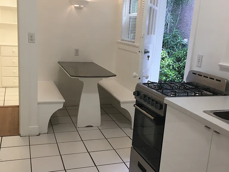 2035 1/4 N Vista Del Mar Ave — Photo 10