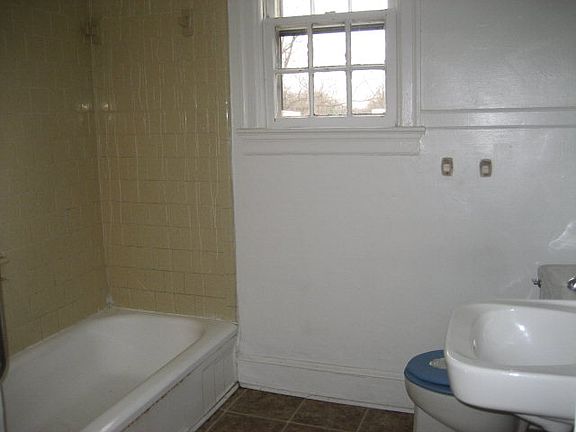 5th image of 324 Arlington Pl