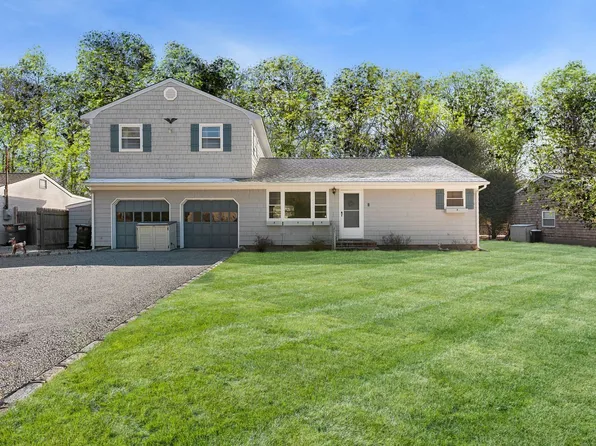 8 Randall Ln, East Quogue, NY 11942