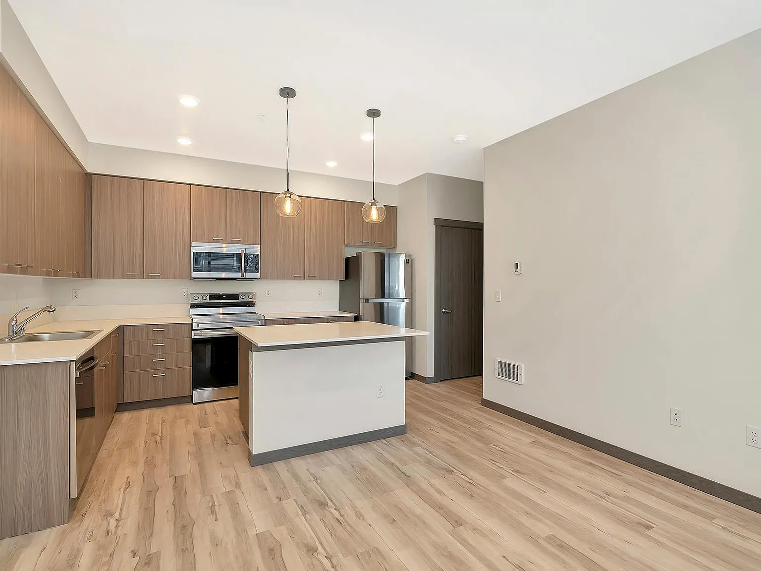 2 bed, 805 sqft, $1,900 — Photo 2