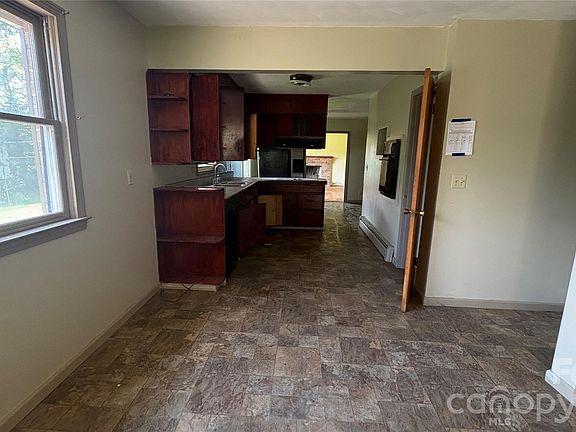 3rd image of 520 Cottrell Hill Rd