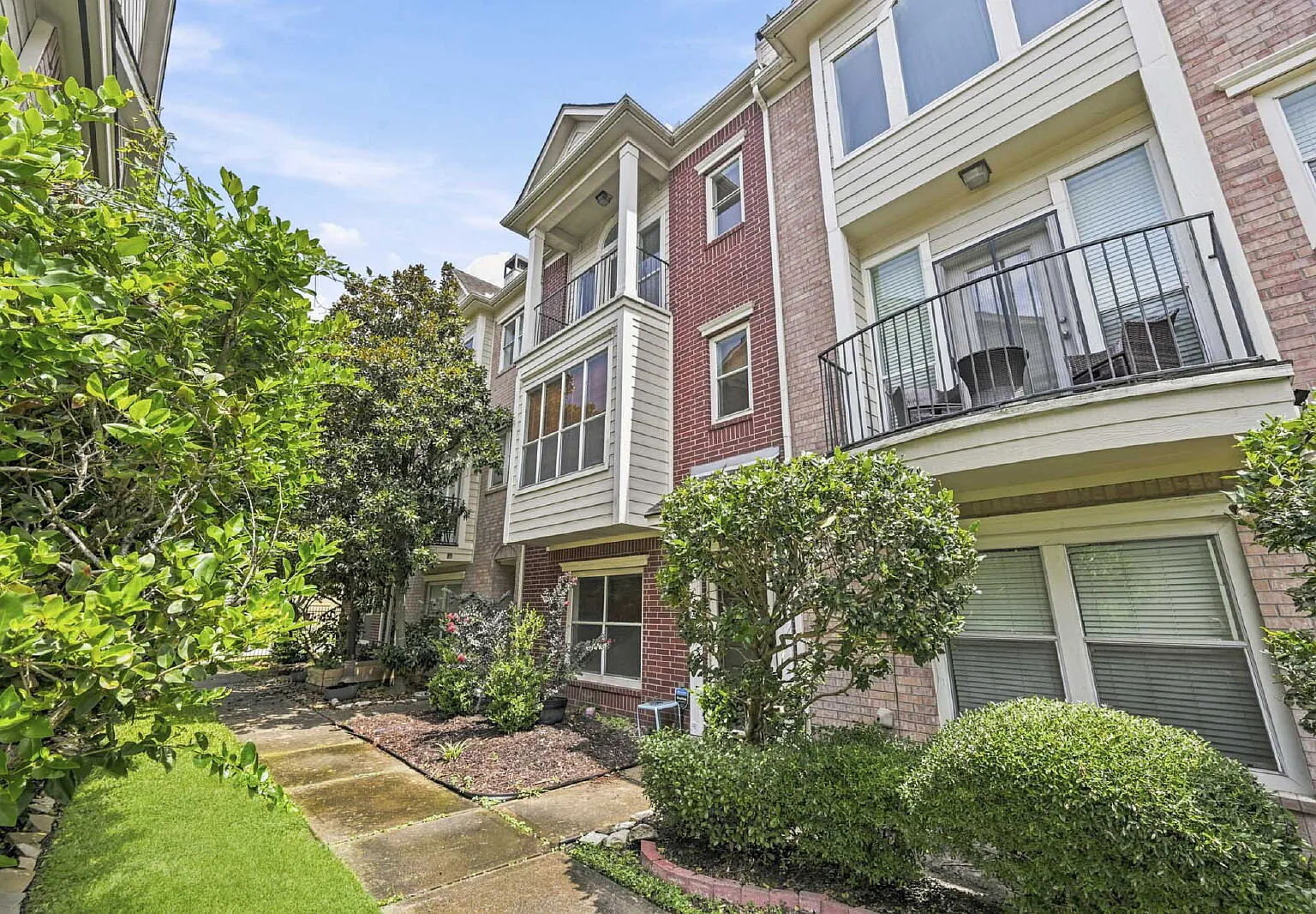 2 bed, 2.0 bath, 2041 sqft, $2,600 — Photo 4