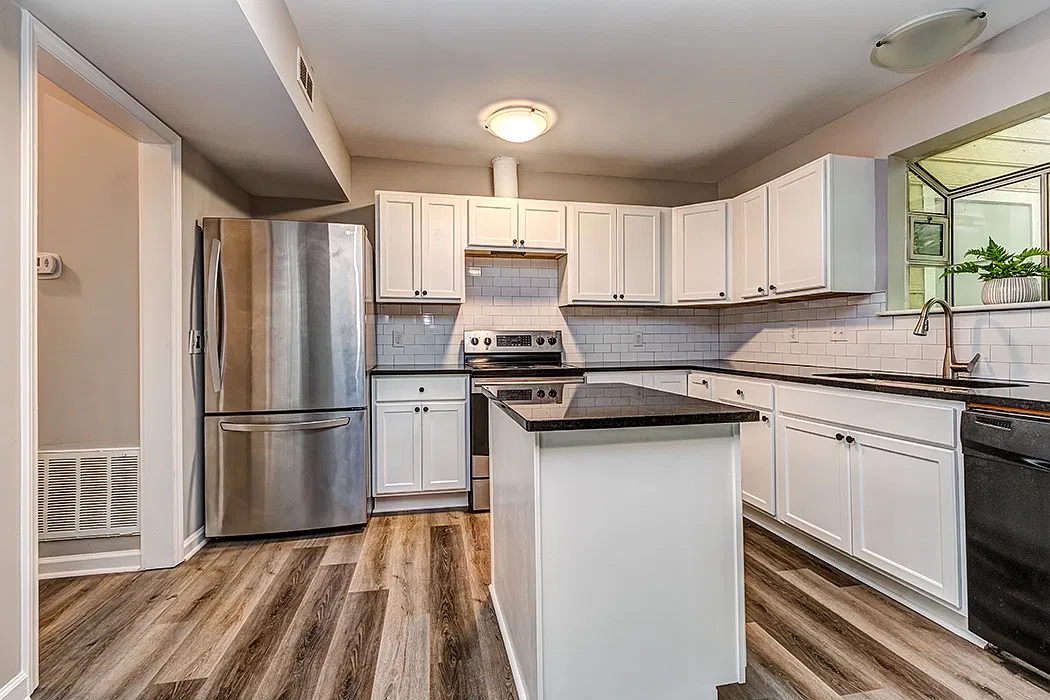 3 bed, 1270 sqft, $1,975 — Photo 2
