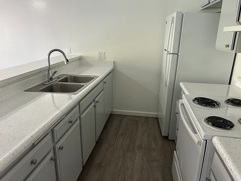 BERENDO APARTMENTS — Photo 7