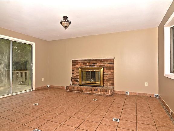 4th image of 121 Donaldson Dr