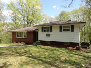 9 Hemlock Rd, Mount Pocono, PA 18344