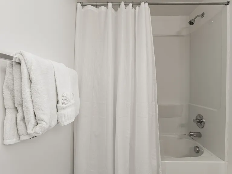 Ensuite Bathroom #1 | Tub/shower combo