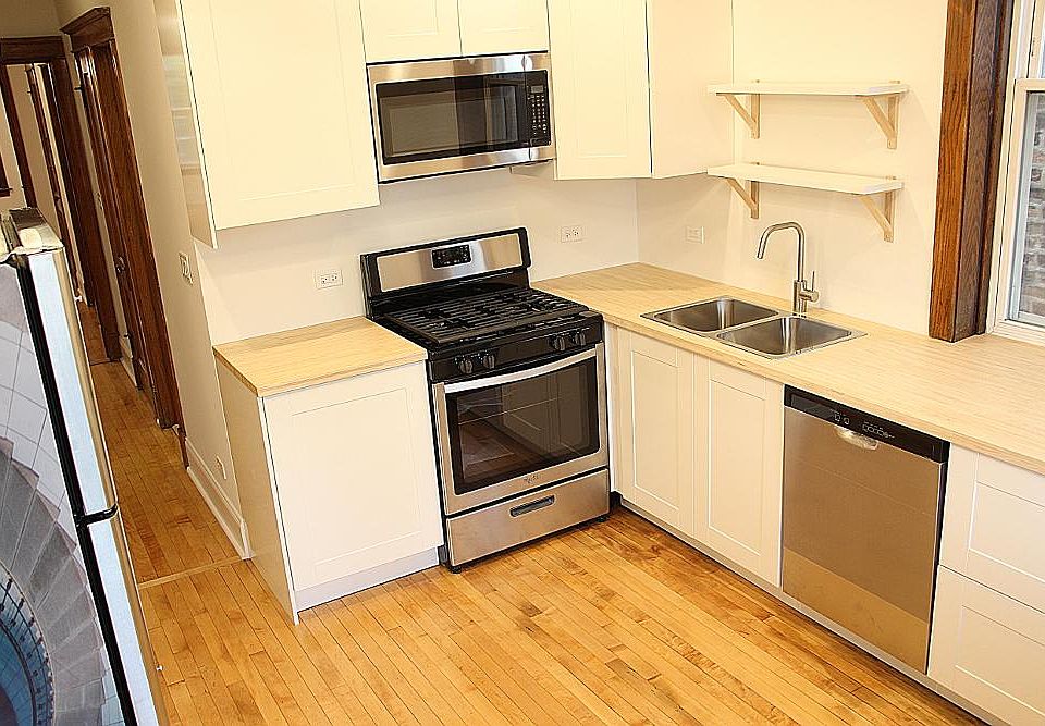 1st image of 2545 W Walton St APT 3