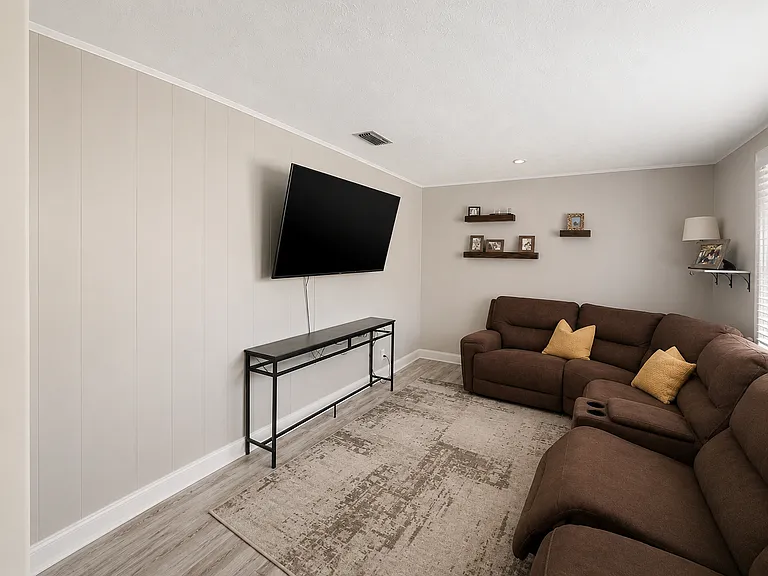 439 Saturn Ln W — Photo 2