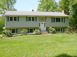 35 Mountainside Dr, Monroe, CT 06468