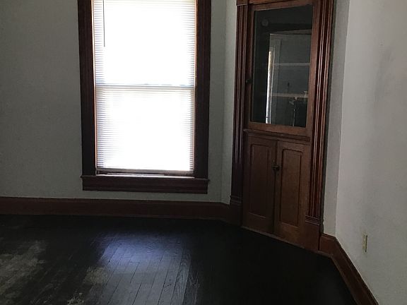 4th image of 219 S East St