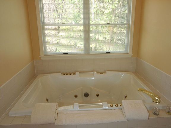 16tub primary bedrom
