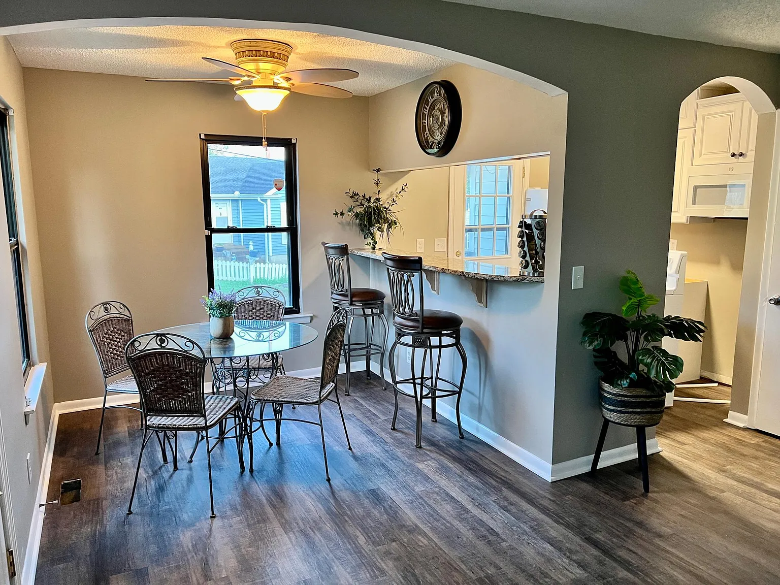 3 bed, 1.5 bath, 1056 sqft, $1,995 — Photo 2