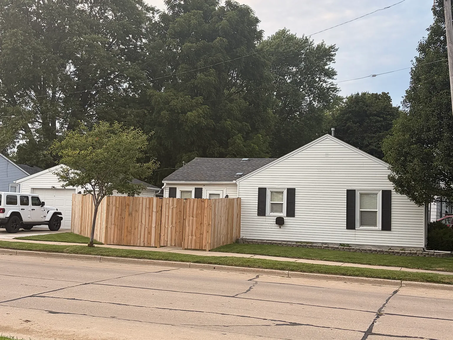 3 bed, 936 sqft, $1,300 — Photo 2