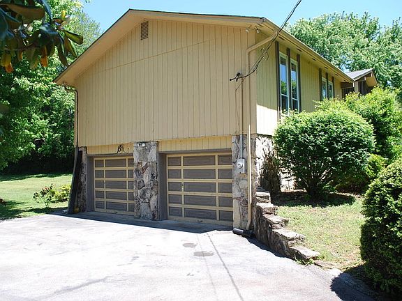 4th image of 8705 Farmington Dr