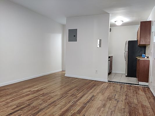 4th image of 220 E 49th St APT 4A
