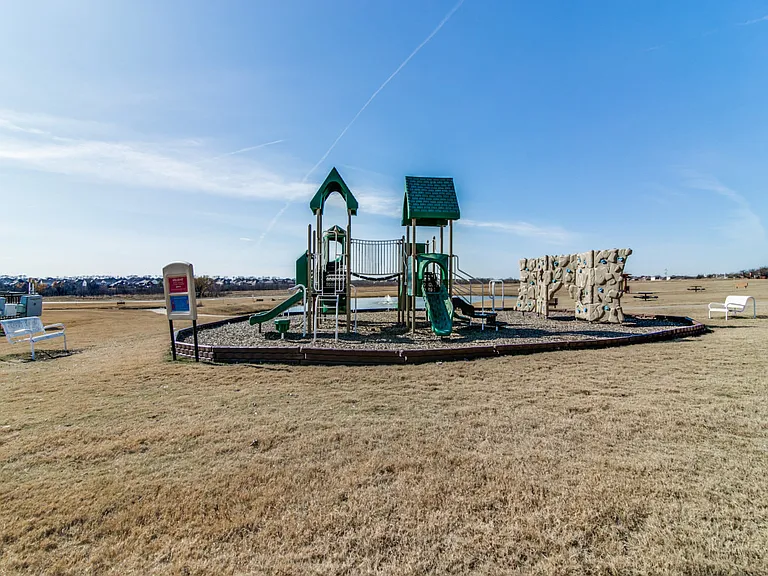 1109 Alexandria Dr — Photo 24