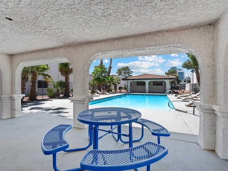 Zoom Apartments — Photo 5