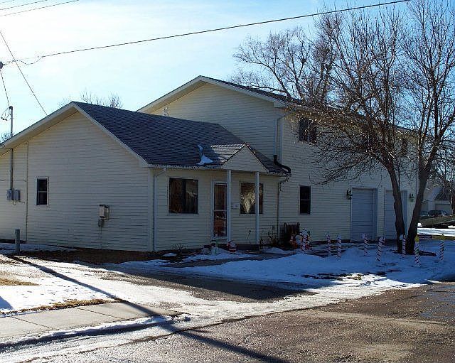 1st image of 516 W F St