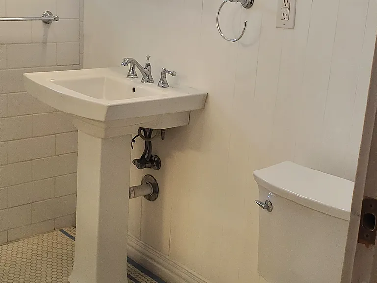 1605 W Summit Ave — Photo 6
