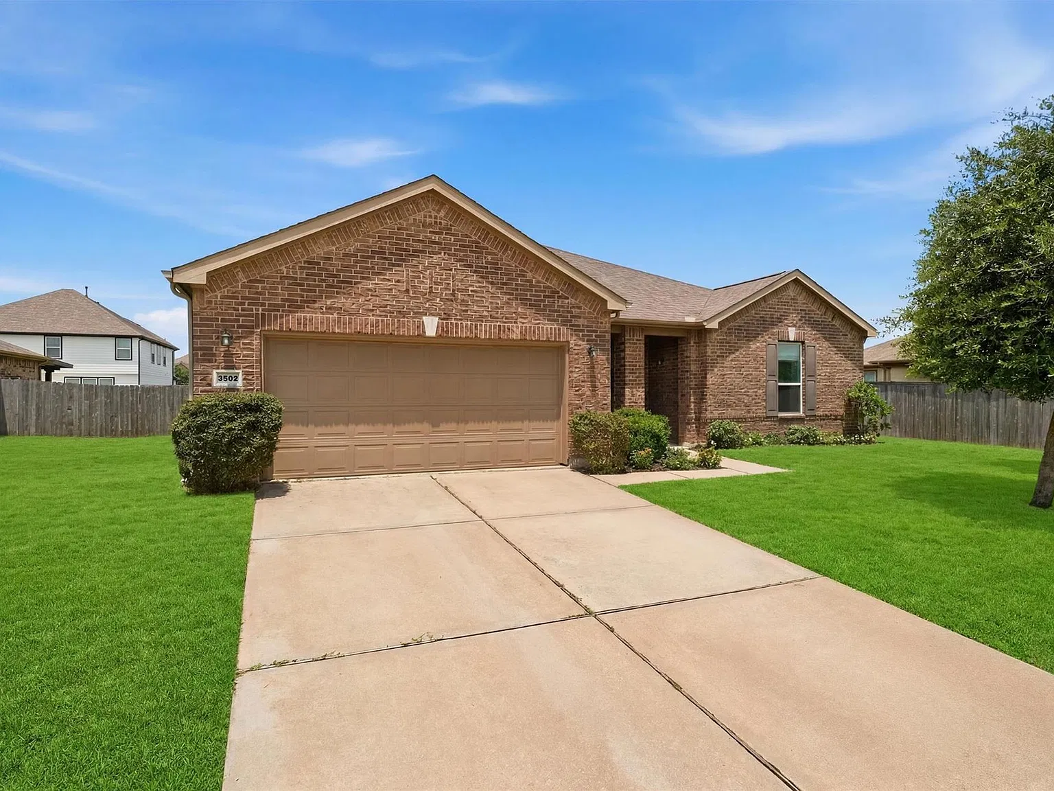 4 bed, 2.0 bath, 2343 sqft, $2,600 — Photo 3