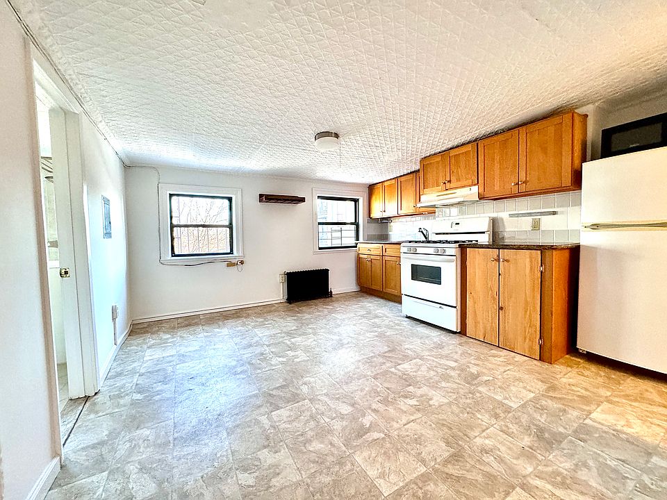 1st image of 195 Court St APT 3