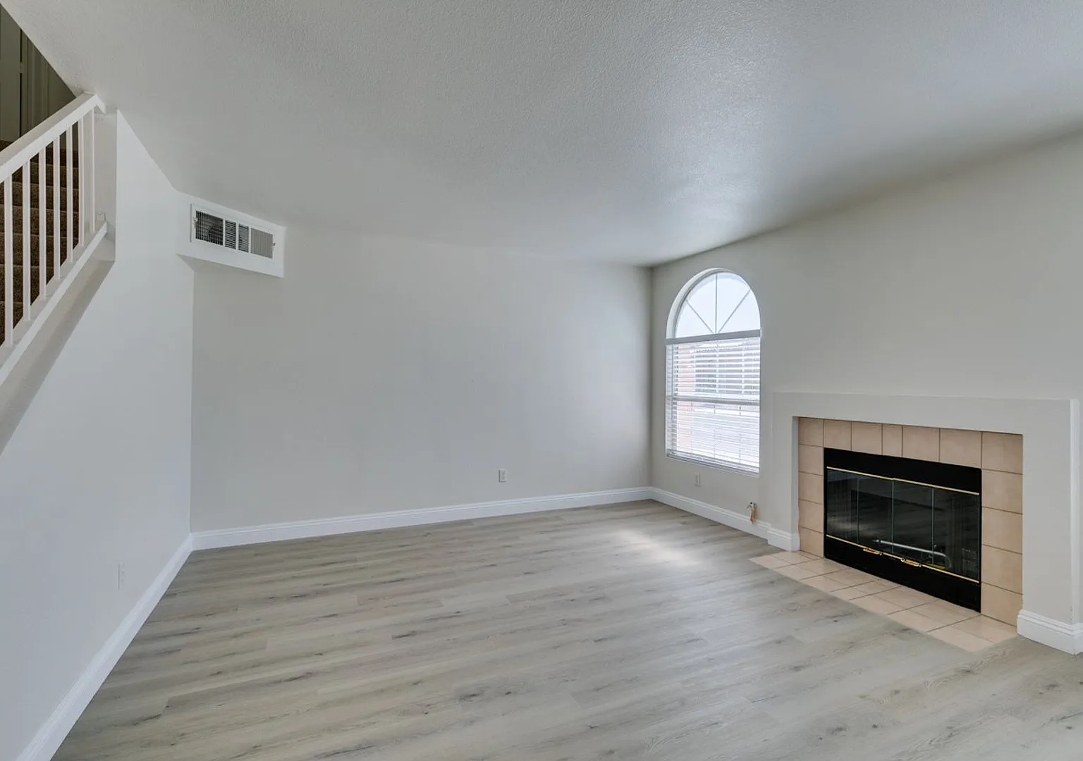 3 Bedroom Townhouse with attached garage in Gated Community — Photo 4