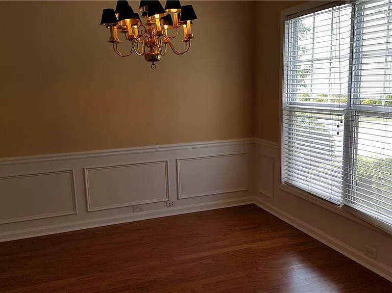 2036 Executive Dr — Photo 3