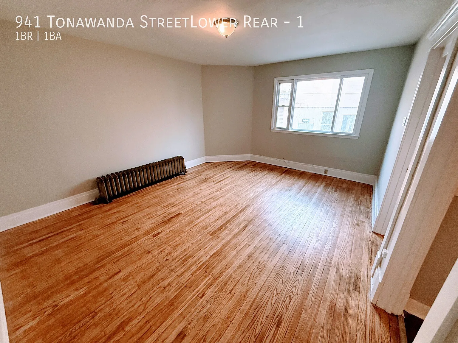 Charming 1-bedroom, 1-bath lower rear apartment — Photo 1