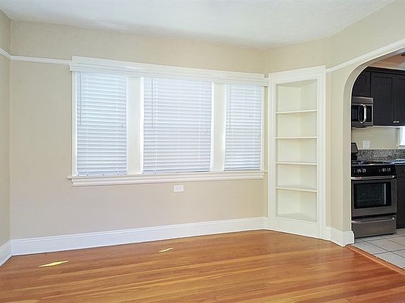 4th image of 969 W Marshall Blvd