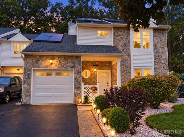 7 Scott Ct, Dayton, NJ 08810