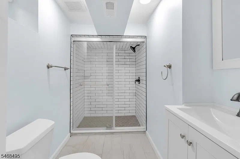 2 bed, 1.0 bath, $1,600 — Photo 2