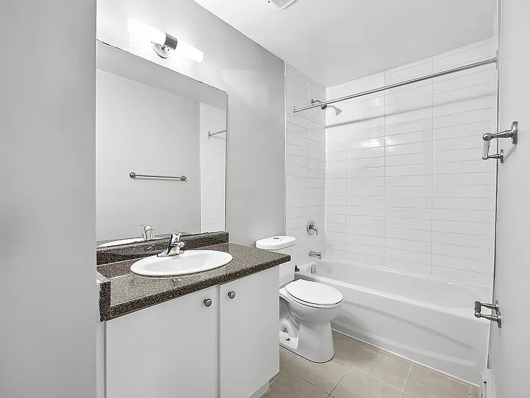 725 Wonderland Rd S — Photo 10