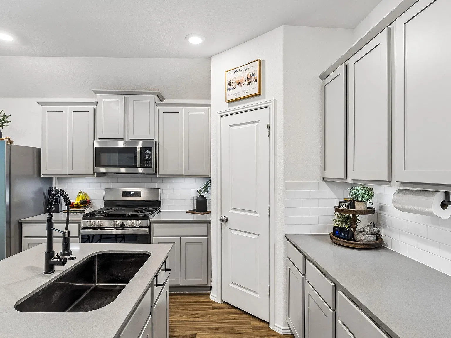 4 bed, 3.0 bath, 2022 sqft, $2,500 — Photo 4