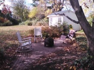 87 Lakeside Dr, Levittown, PA 19054