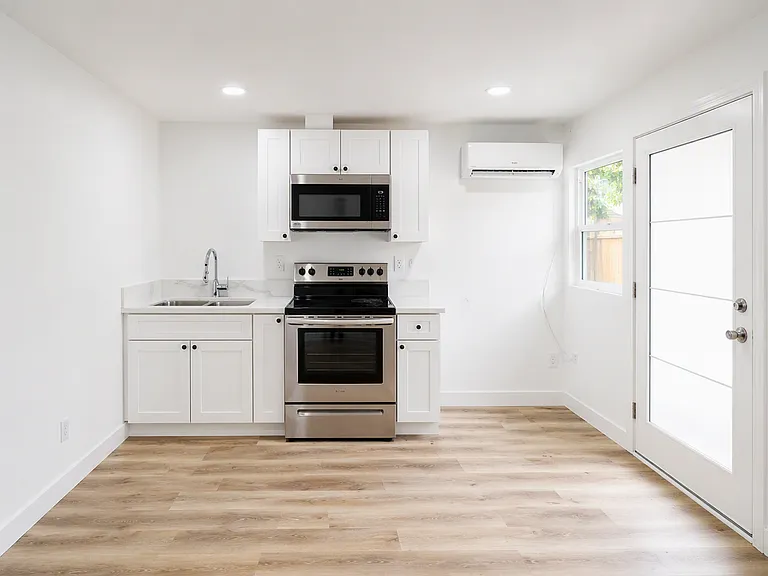 1135 E Alexander Ave — Photo 5
